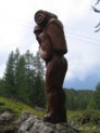 Scultura di legno sul sentiero che sale al Rifugio Casinei